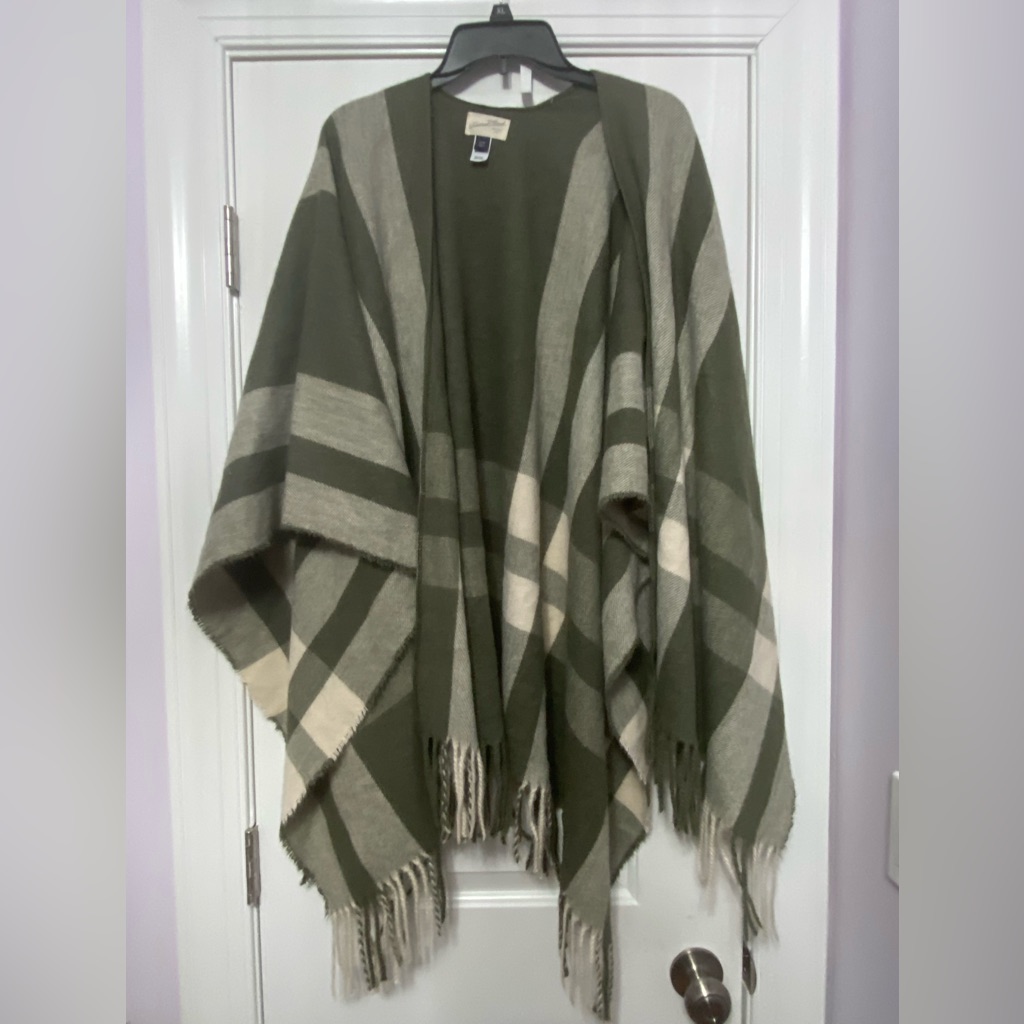 Universal Thread Cape